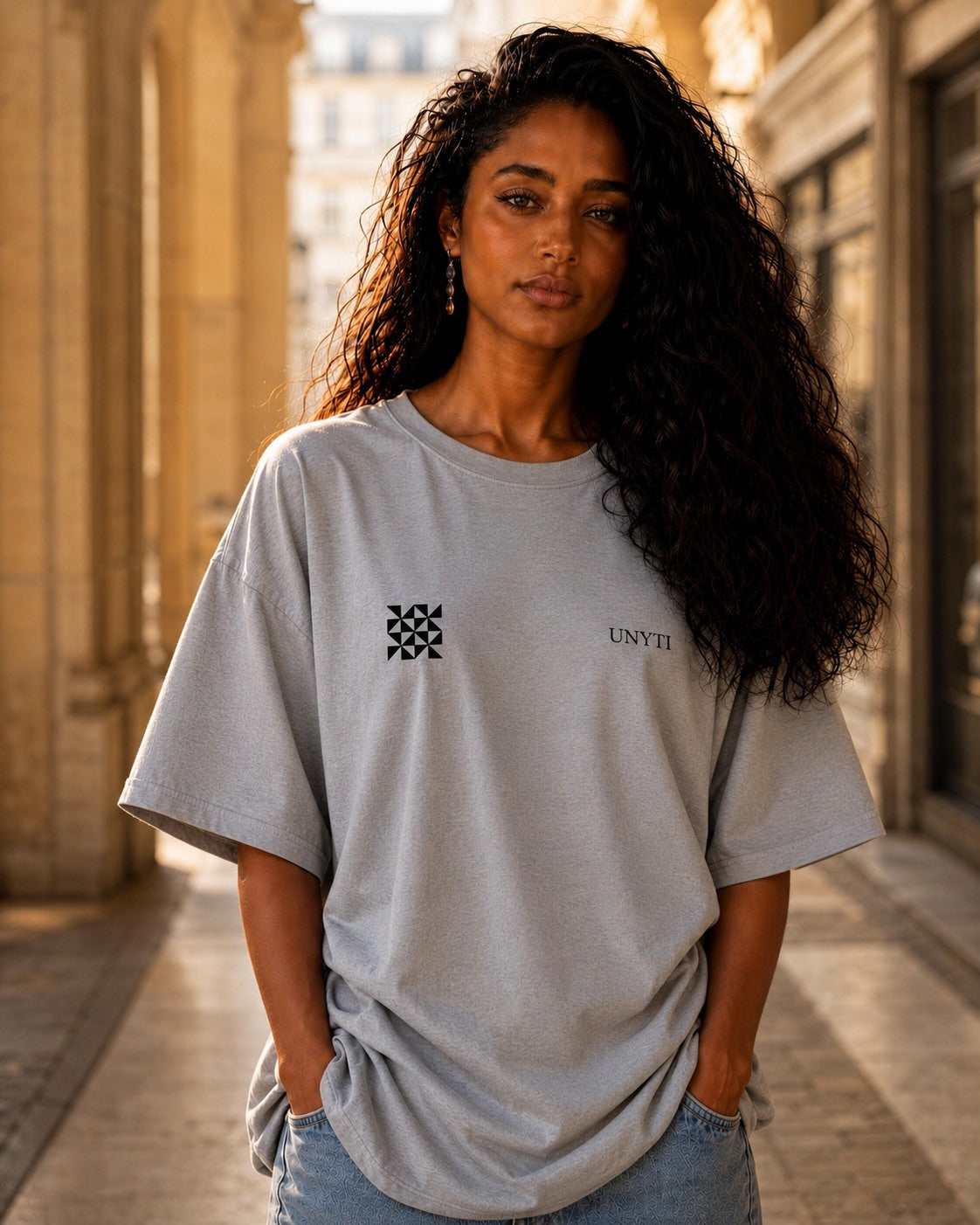 UNYTEEBOARD Symbole Tribal Minimal Gris — t-shirt gris