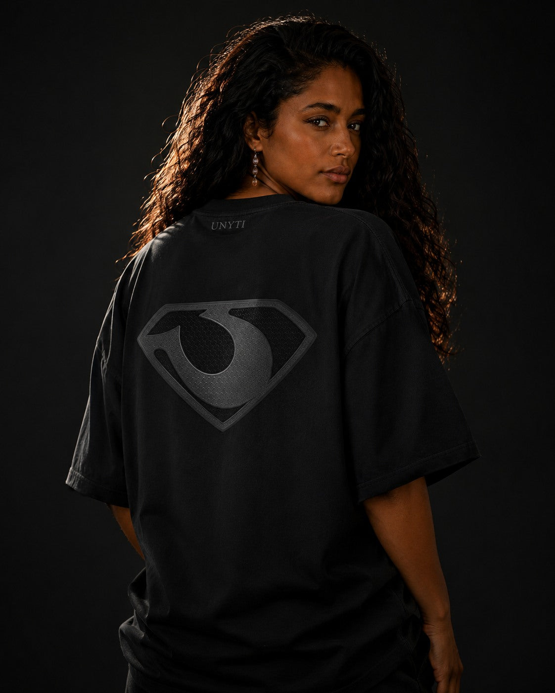 UNYTEEBOARD Super Emblem Ton Sur Ton Noir — t-shirt noir