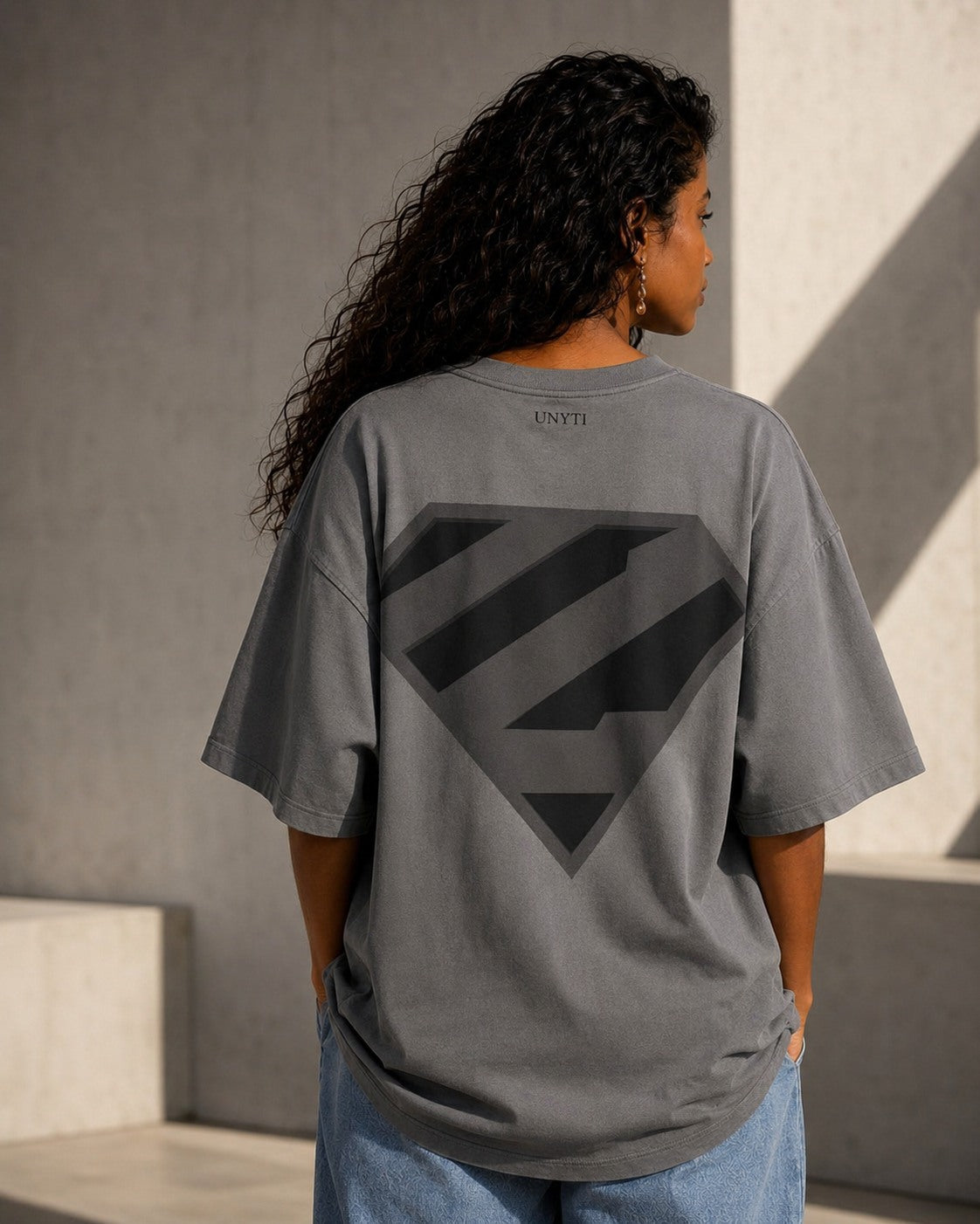 UNYTEEBOARD Super Emblem Graphique Gris — t-shirt gris
