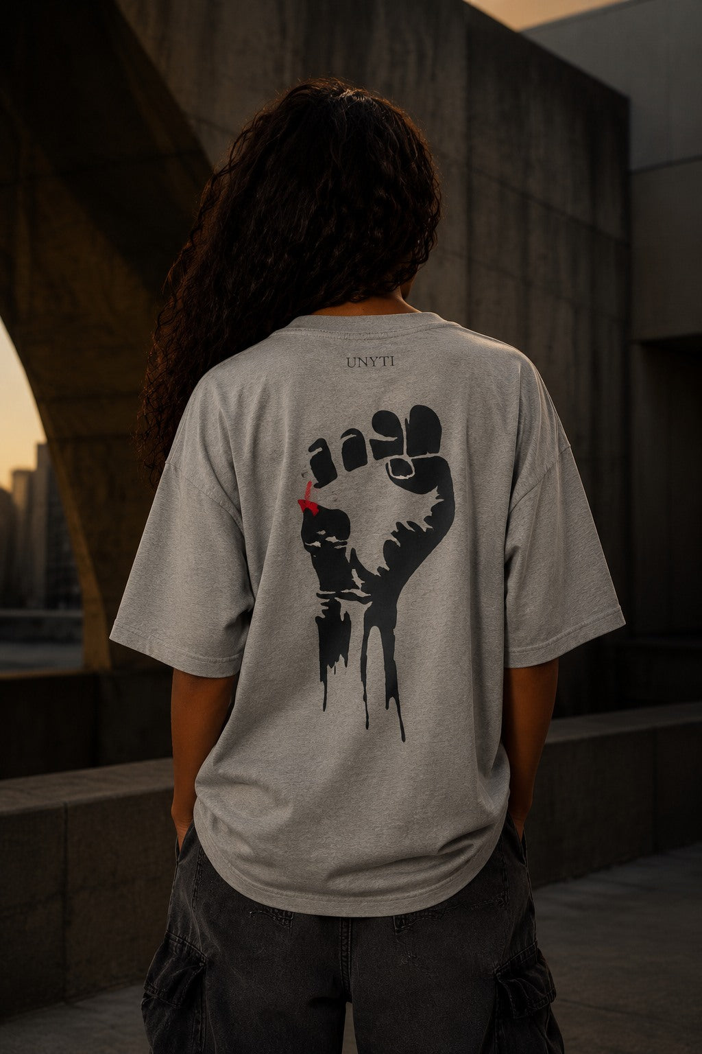 UNYTEEBOARD Poing Levé Noir Gris — t-shirt gris